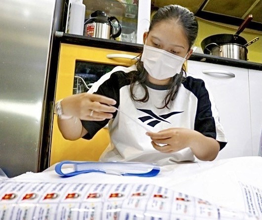 Chị Đỗ Phạm Nguyệt Thanh, Công dân trẻ tiêu biểu Thành phố Hồ Chí Minh năm 2020 làm tấm chắn giọt bắn gửi tặng các cơ sở y tế trên địa bàn Thành phố Hồ Chí Minh. (Ảnh: TTXVN phát)