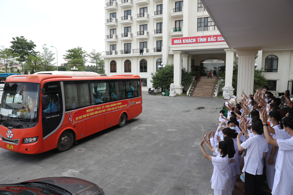Quang cảnh chia tay các y bác sỹ Bệnh viện Việt Nam-Thụy Điển Uông Bí (Quảng Ninh). (Ảnh: Danh Lam/TTXVN)