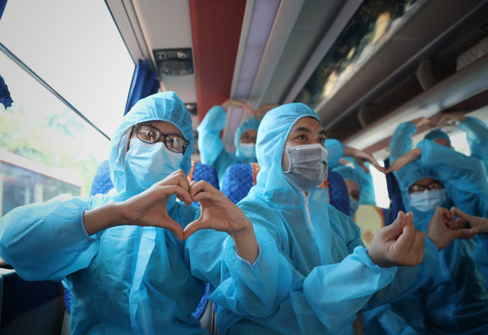 Các y bác sỹ Bệnh viện Việt Nam-Thụy Điển Uông Bí (Quảng Ninh) thả tim gửi tình cảm tới người dân Bắc Giang trước khi lên đường trở về địa phương. (Ảnh: Danh Lam/TTXVN)