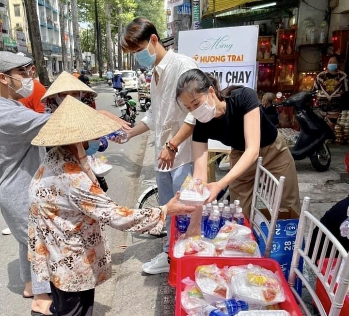 Phát cơm miễn phí trên đường Nguyễn Chí Thanh (Quận 10, Thành phố Hồ Chí Minh). (Ảnh: Hồng Giang/TTXVN)
