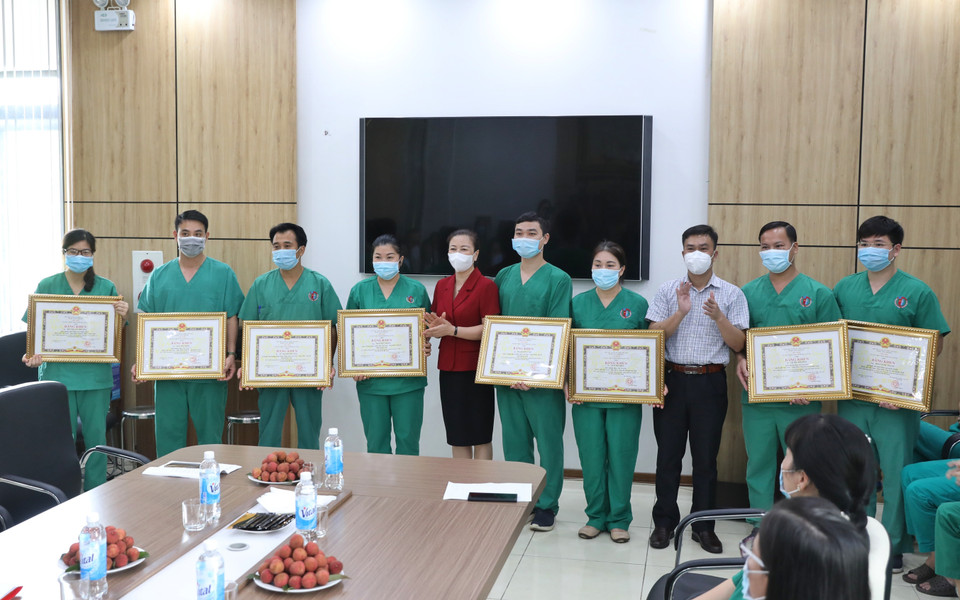 Phó Bí thư Thường trực tỉnh ủy Bắc Giang Lê Thị Thu Hồng trao bằng khen của tỉnh Bắc Giang cho đại diện 200 y bác sỹ Bệnh viện Việt Nam-Thụy Điển Uông Bí (Quảng Ninh). (Ảnh: Danh Lam/TTXVN)