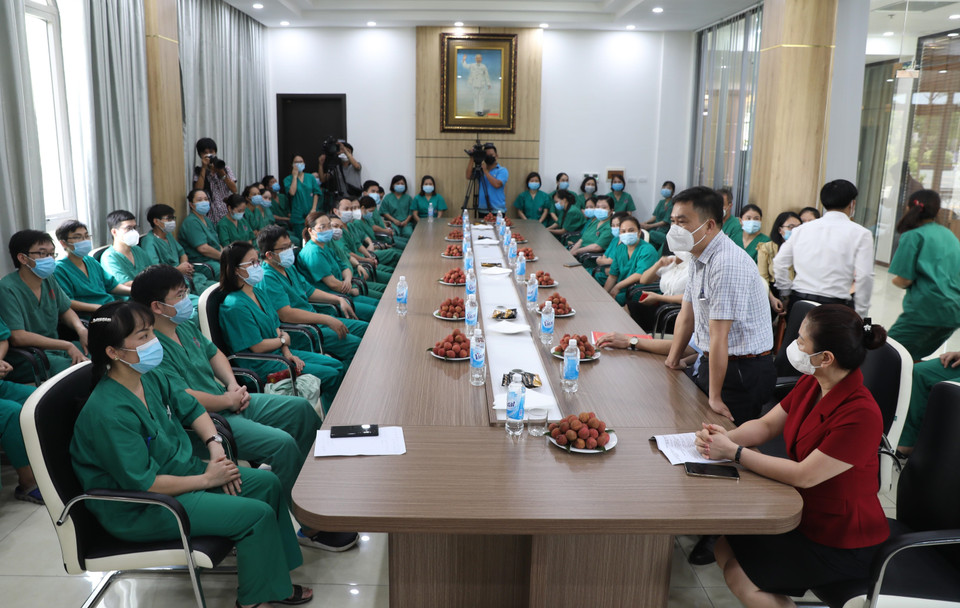 Quang cảnh chia tay các y bác sỹ Bệnh viện Việt Nam-Thụy Điển Uông Bí (Quảng Ninh). (Ảnh: Danh Lam/TTXVN)