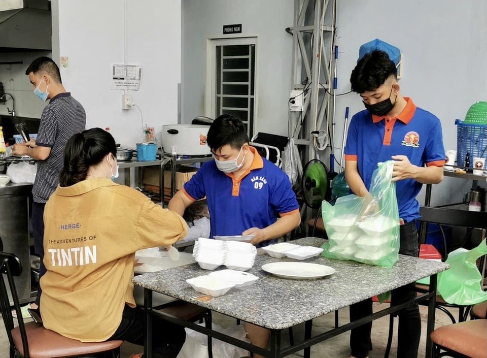 Nhân viên nhà hàng Bò tơ Năm Sánh (quận Gò Vấp, Thành phố Hồ Chí Minh) chuẩn bị các suất ăn miễn phí để phát cho người nghèo. (Ảnh: Hồng Giang/TTXVN)