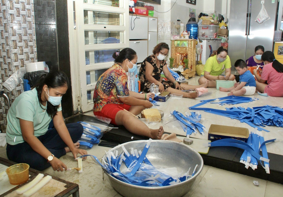 Gia đình chị Đỗ Phạm Nguyệt Thanh làm tấm chắn giọt bắn gửi tặng các cơ sở y tế trên địa bàn Thành phố Hồ Chí Minh. (Ảnh: TTXVN phát)