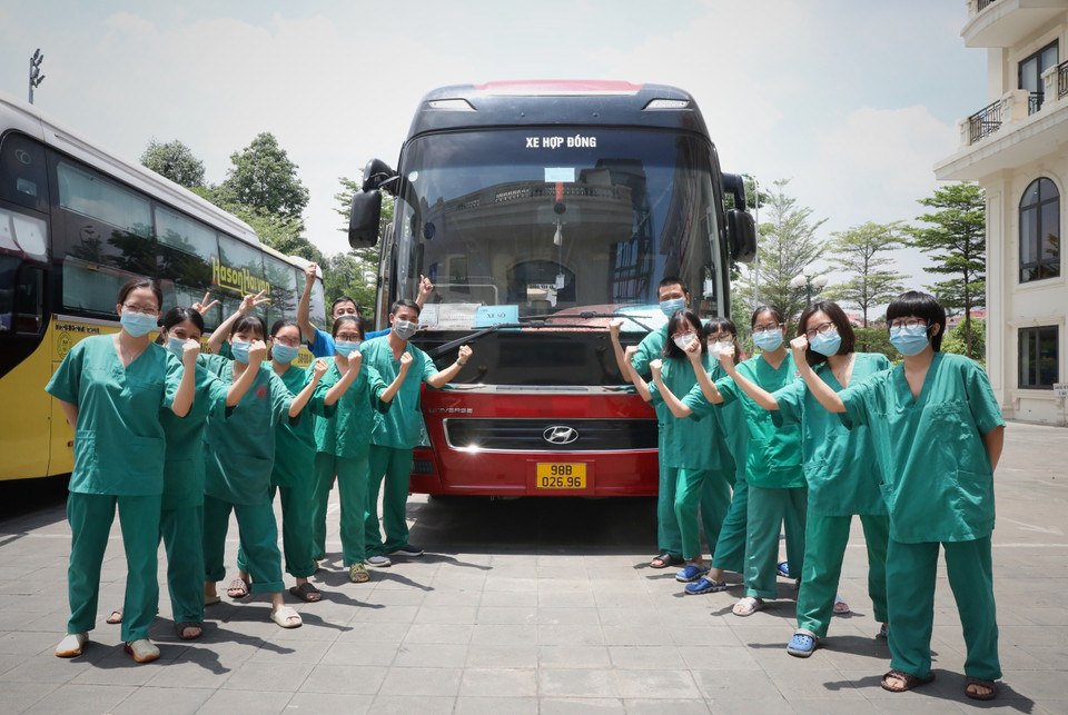 Các y bác sỹ Bệnh viện Việt Nam-Thụy Điển Uông Bí (Quảng Ninh) hoàn thành nhiệm vụ lên đường trở về địa phương. (Ảnh: Danh Lam/TTXVN)