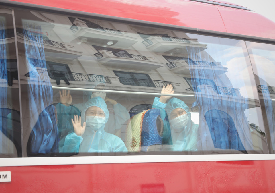 Các y bác sỹ Bệnh viện Việt Nam-Thụy Điển Uông Bí (Quảng Ninh) hoàn thành nhiệm vụ lên đường trở về địa phương. (Ảnh: Danh Lam/TTXVN)