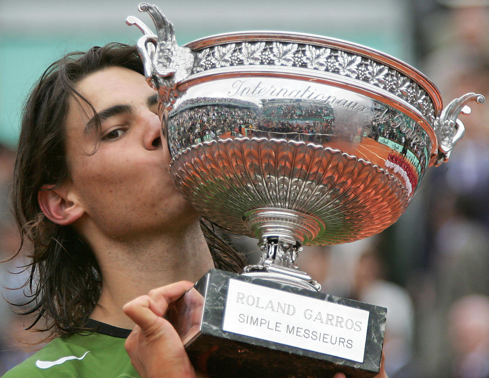 Roland Garros 2005: Nadal đánh bại Mariano Puerta 6-7, 6-3, 6-1, 7-5.