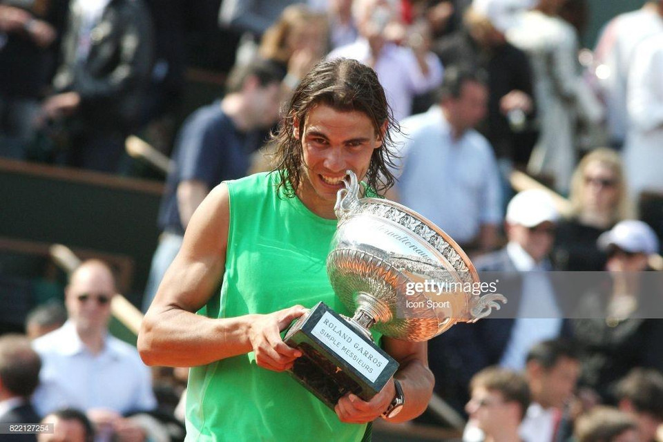 Roland Garros 2008: Nadal đánh bại Roger Federer 6-1, 6-3, 6-0.