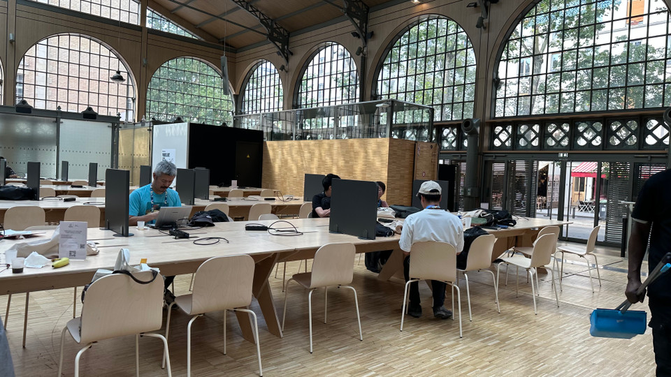 Khu vực làm việc của phóng viên. (Ảnh: Thu Hà/TTXVN)