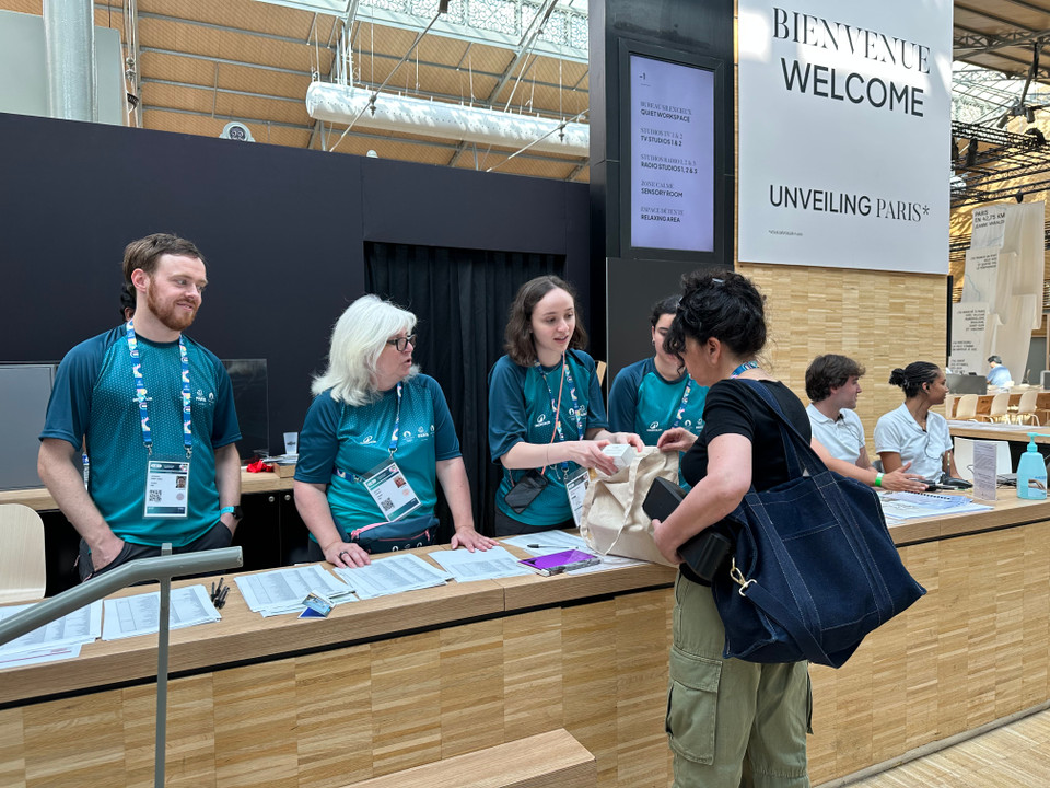 Ban tổ chức đón tiếp các nhà báo nước ngoài. (Ảnh: Thu Hà/TTXVN)