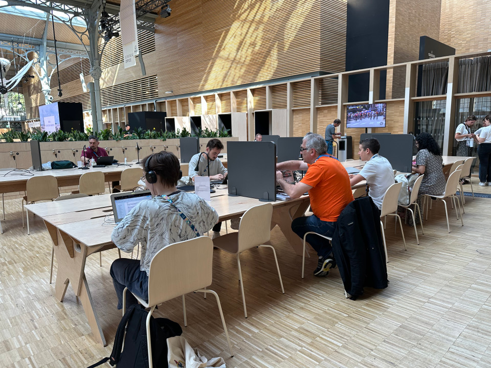 Khu vực làm việc của phóng viên. (Ảnh: Thu Hà/TTXVN)