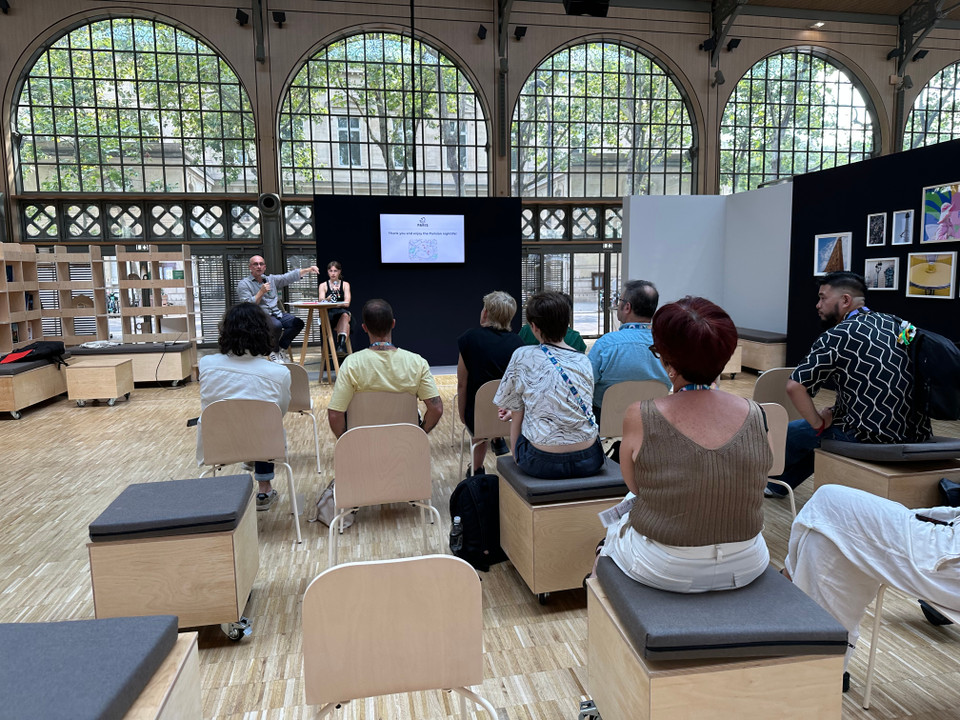 Quang cảnh một cuộc họp báo tại Trung tâm truyền thông Paris. (Ảnh: Thu Hà/TTXVN)