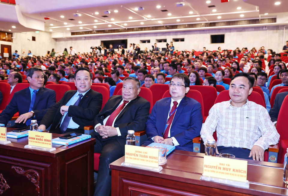 Phó Tổng giám đốc TTXVN Nguyễn Tuấn Hùng (thứ 2, phải sang) cùng các đại biểu dự Lễ trao tặng Giải thưởng Nguyễn Văn Linh lần thứ 4. (Ảnh: Minh Đức/TTXVN)