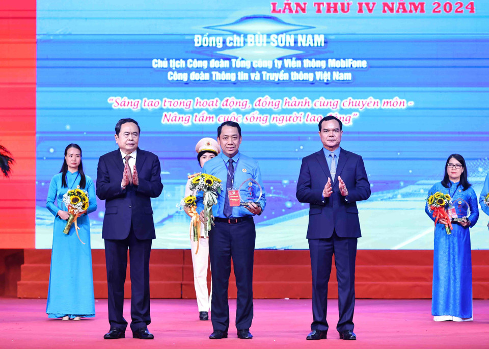 Chủ tịch Quốc hội Trần Thanh Mẫn và Chủ tịch Tổng Liên đoàn Lao động Việt Nam Nguyễn Đình Khang với 10 cán bộ công đoàn tiêu biểu, xuất sắc nhận Giải thưởng Nguyễn Văn Linh lần thứ 4. (Ảnh: Minh Đức/TTXVN)