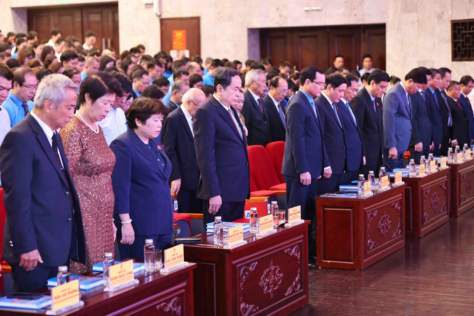 Chủ tịch Quốc hội Trần Thanh Mẫn cùng các đại biểu tưởng niệm Tổng Bí thư Nguyễn Phú Trọng. (Ảnh: Minh Đức/ TTXVN)