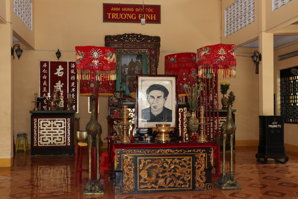 Bài vị thờ Anh hùng dân tộc Trương Định trong đền thờ tại Thành phố Gò Công, tỉnh Tiền Giang. (Ảnh: Hữu Chí/TTXVN)