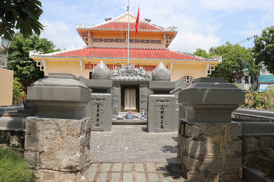 Ngôi mộ Anh hùng dân tộc Trương Định cùng đền thờ ở Thành phố Gò Công, tỉnh Tiền Giang. (Ảnh: Hữu Chí/ TTXVN)