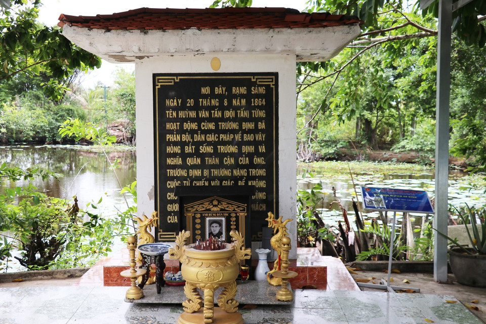 Di tích Ao Dinh ở xã Tân Phước, huyện Gò Công Đông, tỉnh Tiền Giang, là nơi Anh hùng dân tộc Trương Định tuẫn tiết đã trở thành di tích cấp quốc gia. (Ảnh: Hữu Chí/ TTXVN)
