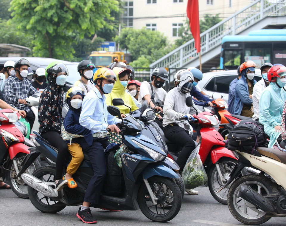 Dễ dàng bắt gặp người dân với hành lý, đồ đạc cùng trẻ nhỏ di chuyển từ ngoại ô về trung tâm Hà Nội trong sáng 4/9. (Ảnh: Hoàng Hiếu/TTXVN)