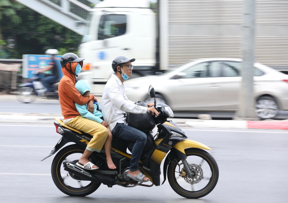 Nhiều trẻ nhỏ cùng gia đình di chuyển từ rất sớm để trở lại Hà Nội sáng 4/9. (Ảnh: Hoàng Hiếu/TTXVN)