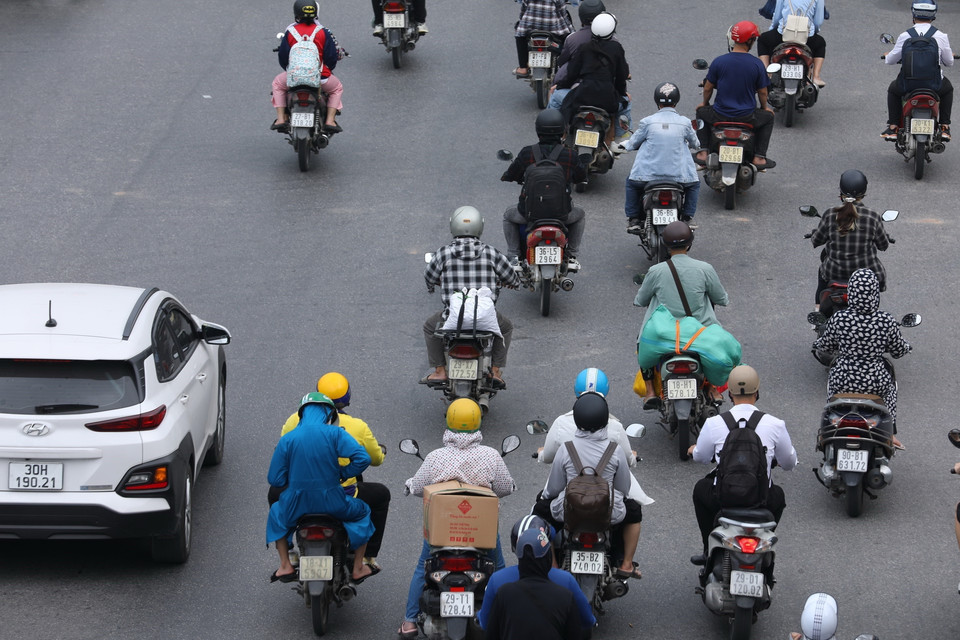 Rất đông người dân di chuyển từ phía Nam hướng về trung tâm thành phố Hà Nội trong sáng sớm ngày 4/9. (Ảnh: Hoàng Hiếu/TTXVN)