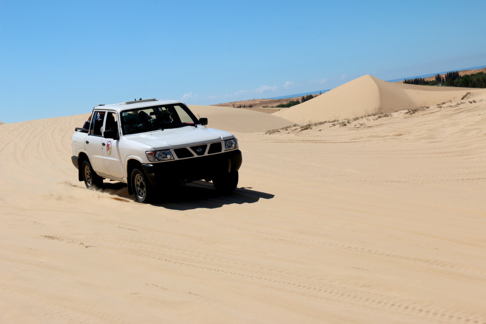 Đi xe địa hình là một hoạt động vui chơi hết sức độc đáo và mạo hiểm rất được du khách ưa thích khi đến Bàu Trắng. (Ảnh: Nguyễn Thanh/TTXVN)