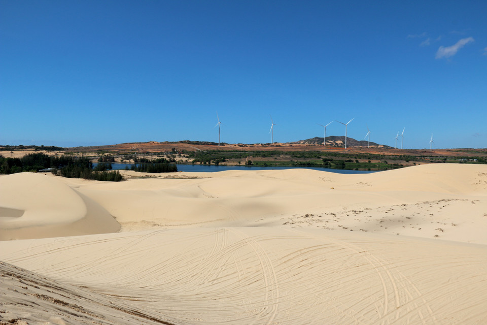 Sự kết hợp hài hòa giữa đồi cát trắng xóa và hồ nước ngọt rộng lớn (Ảnh: Nguyễn Thanh/TTXVN)