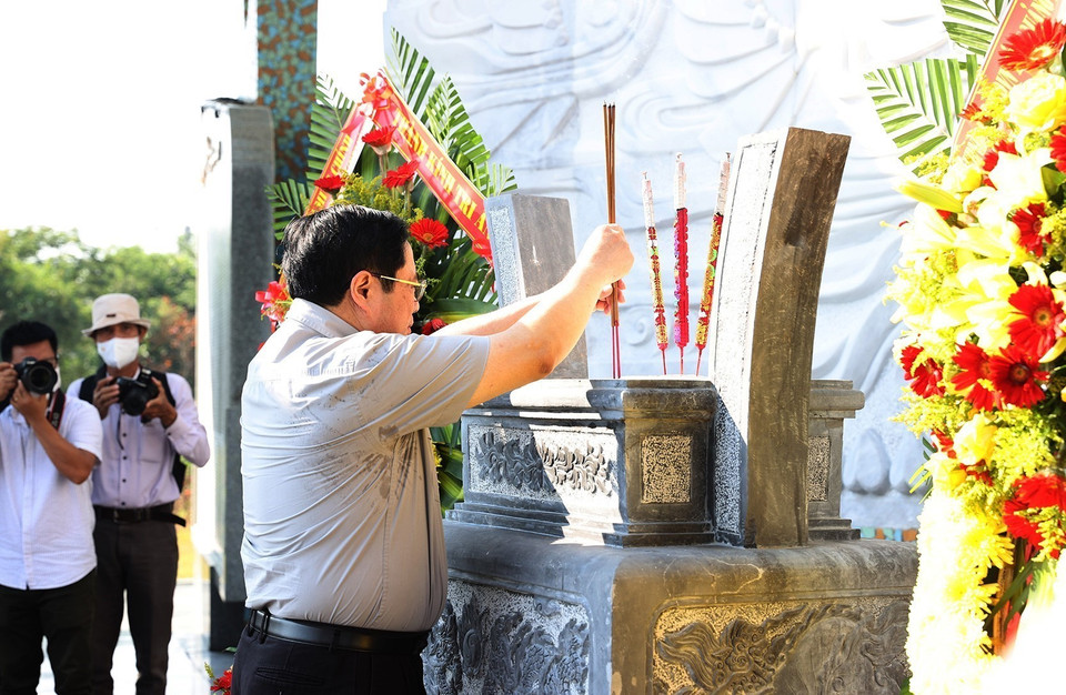 Thủ tướng Phạm Minh Chính dâng hoa tưởng niệm các Anh hùng liệt sỹ tại Quảng Nam. (Ảnh: Dương Giang/TTXVN)
