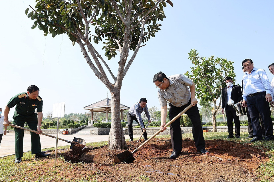 Thủ tướng Phạm Minh Chính trồng cây tại Khu Tượng đài Bà mẹ Việt Nam anh hùng. (Ảnh: Dương Giang/TTXVN)