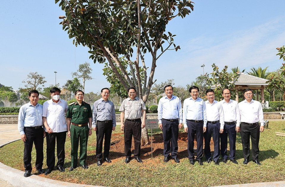 Thủ tướng Phạm Minh Chính tại Khu Tượng đài Bà mẹ Việt Nam anh hùng. (Ảnh: Dương Giang/TTXVN)