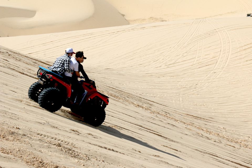 Lượng khách du lịch đến với Bàu Trắng không ngừng tăng lên. (Ảnh: Nguyễn Thanh/TTXVN)