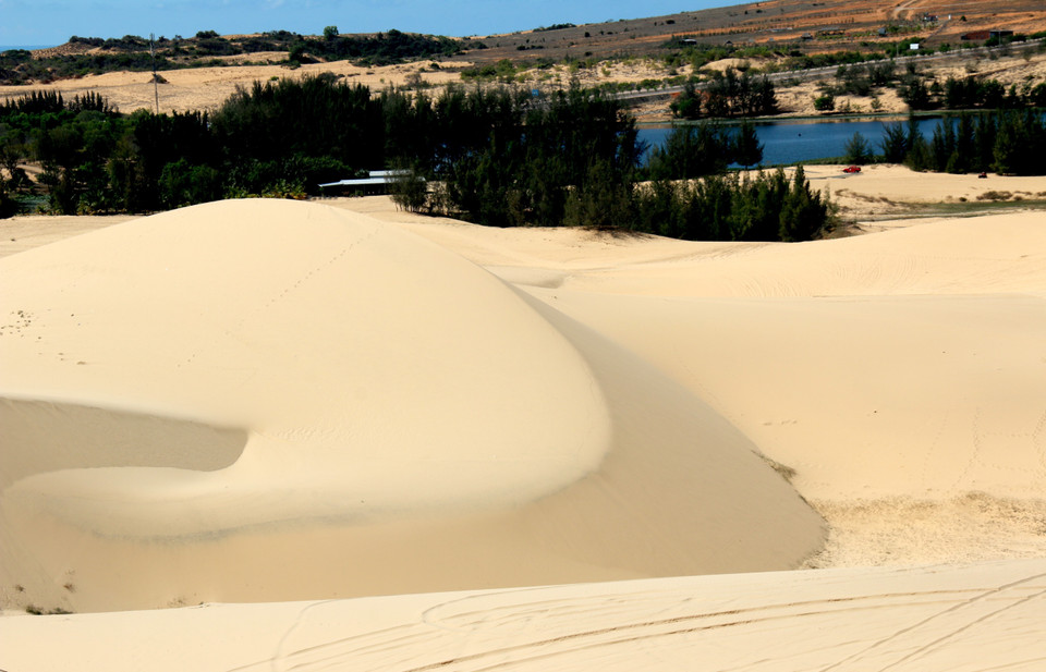 Những hình thù tự nhiên và luôn thay đổi hàng ngày do tác động của gió tạo nên nét độc đáo có một không hai của đồi cát Bàu Trắng. (Ảnh: Nguyễn Thanh/TTXVN)