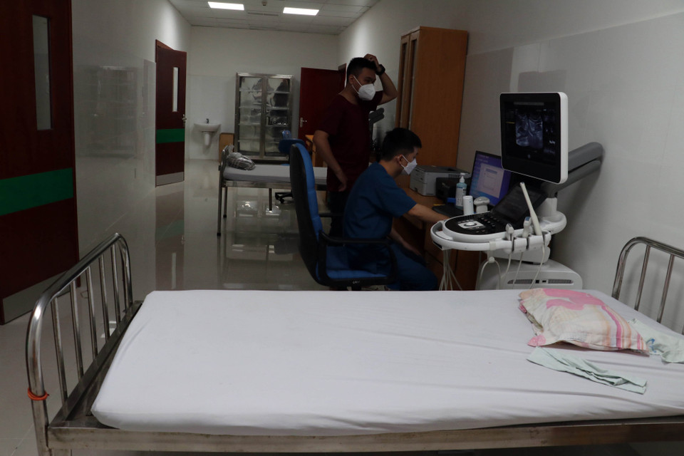 Phòng Siêu âm không có vách ngăn giữa các giường siêu âm.(Ảnh: Đoàn Mạnh Dương/TTXVN)