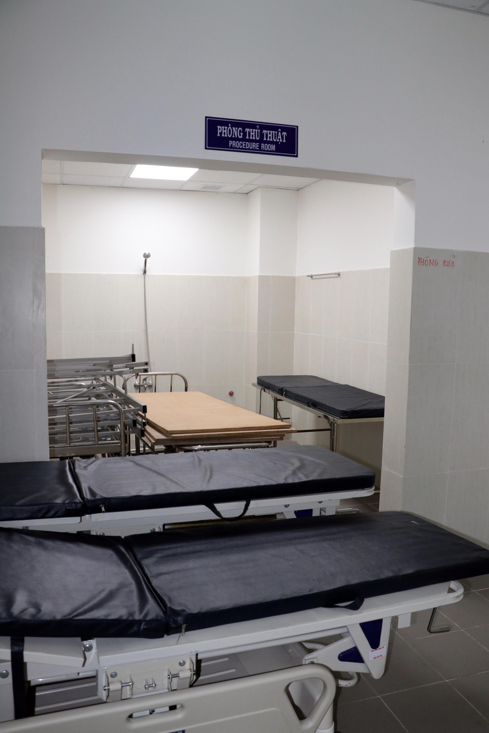 Phòng Tiểu phẫu (Khoa Cấp cứu) không có cửa. (Ảnh: Đoàn Mạnh Dương/TTXVN)
