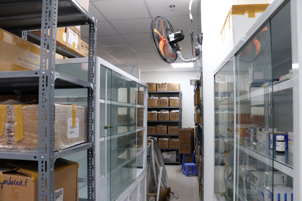 Kho thuốc khoa Dược không có máy điều hòa nhiệt độ. (Ảnh: Đoàn Mạnh Dương/TTXVN)