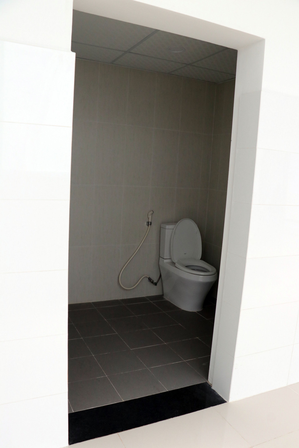 Nhà vệ sinh không có cửa. (Ảnh: Đoàn Mạnh Dương/TTXVN)