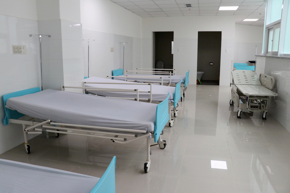 Giường sản phụ nằm ngay sát phòng vệ sinh không có cửa. (Ảnh: Đoàn Mạnh Dương/TTXVN)