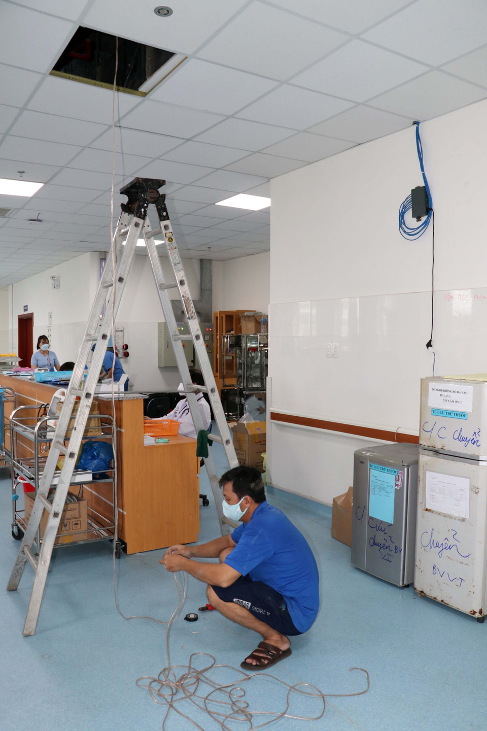 Kéo dây lắp loa gọi tại Khoa cấp cứu. (Ảnh: Đoàn Mạnh Dương/TTXVN)