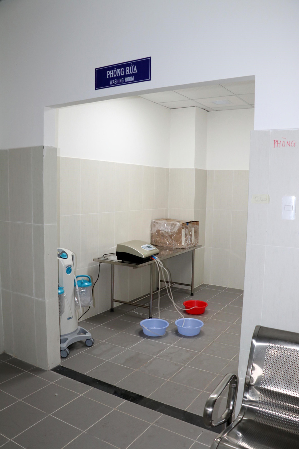 Phòng rửa dạ dày (khoa Cấp cứu) không có cửa. (Ảnh: Đoàn Mạnh Dương/TTXVN)