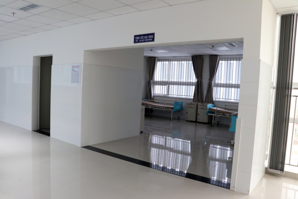 Phòng hậu sinh và nhà vệ sinh bên cạnh đều không có cửa. (Ảnh: Đoàn Mạnh Dương/TTXVN)