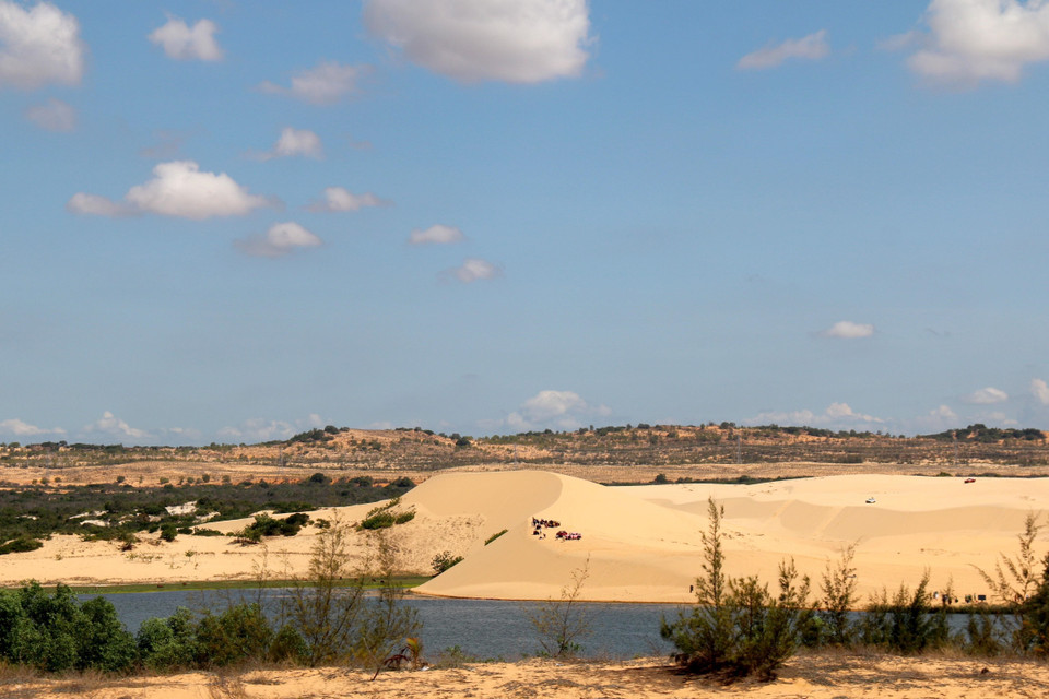 Bàu Trắng được thiên nhiên ưu ái ban tặng cho một khung cảnh hoang sơ và cực kỳ ấn tượng, với sự kết hợp hài hòa giữa đồi cát trắng xóa và hồ nước ngọt rộng lớn. (Ảnh: Nguyễn Thanh/TTXVN)