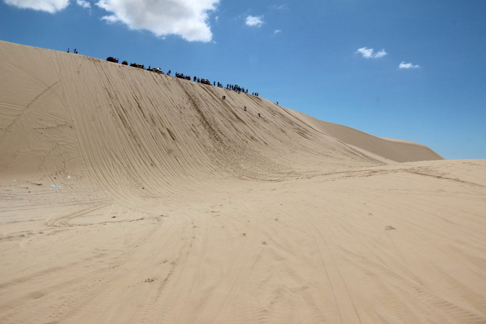 Những con dốc thẳng đứng được tạo ra một cách tự nhiên khiến du khách thích thú khi dùng xe địa hình di chuyển theo những con dốc này. (Ảnh: Nguyễn Thanh/TTXVN)