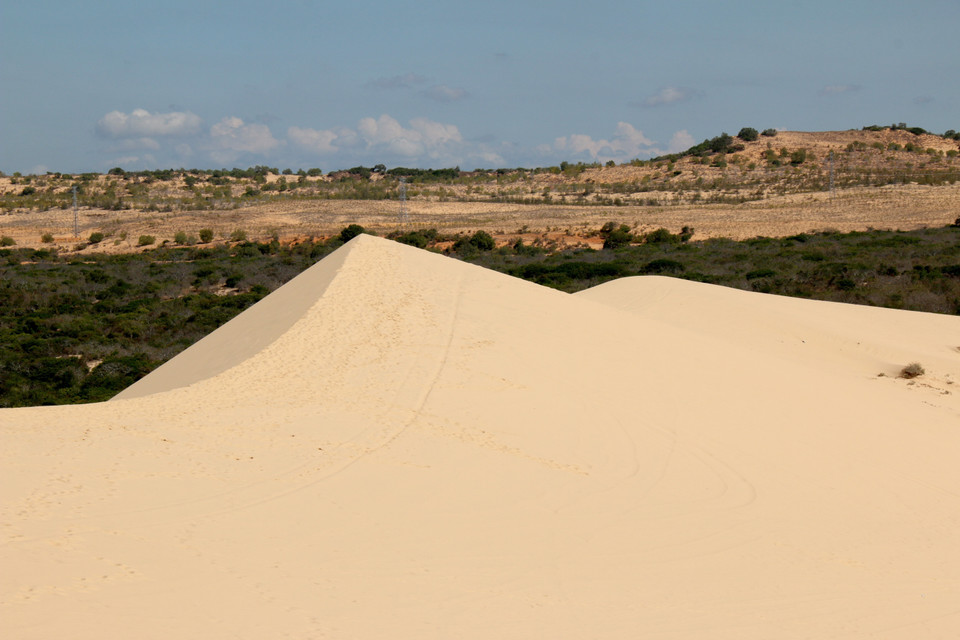 Đồi cát Bàu trắng còn được mệnh danh là “Tiểu sa mạc Sahara” với những ngọn núi cát nhấp nhô với nhiều hình dạng khác nhau và luôn thay đổi do tác động của gió. (Ảnh: Nguyễn Thanh/TTXVN)