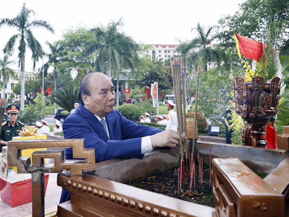 Chủ tịch nước Nguyễn Xuân Phúc cùng lãnh đạo Đảng, Nhà nước, thành phố Hải Phòng, Bộ Tư lệnh Quân khu 3, Bộ Tư lệnh Hải quân dâng hương tưởng nhớ Chủ tịch Hồ Chí Minh tại Bộ Tư lệnh Quân khu 3. (Ảnh: Thống Nhất/TTXVN)