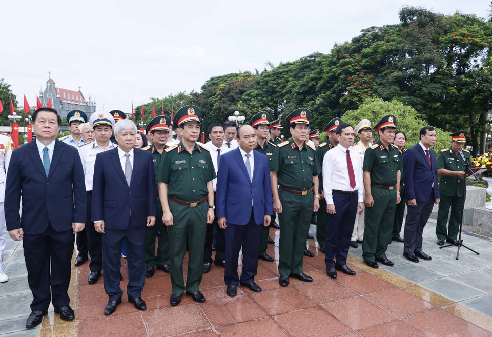 Chủ tịch nước Nguyễn Xuân Phúc cùng các đồng chí lãnh đạo Đảng và Nhà nước dâng hương tưởng niệm tại Đài Tưởng niệm các Anh hùng liệt sỹ thành phố Hải Phòng. (Ảnh: Thống Nhất/TTXVN)