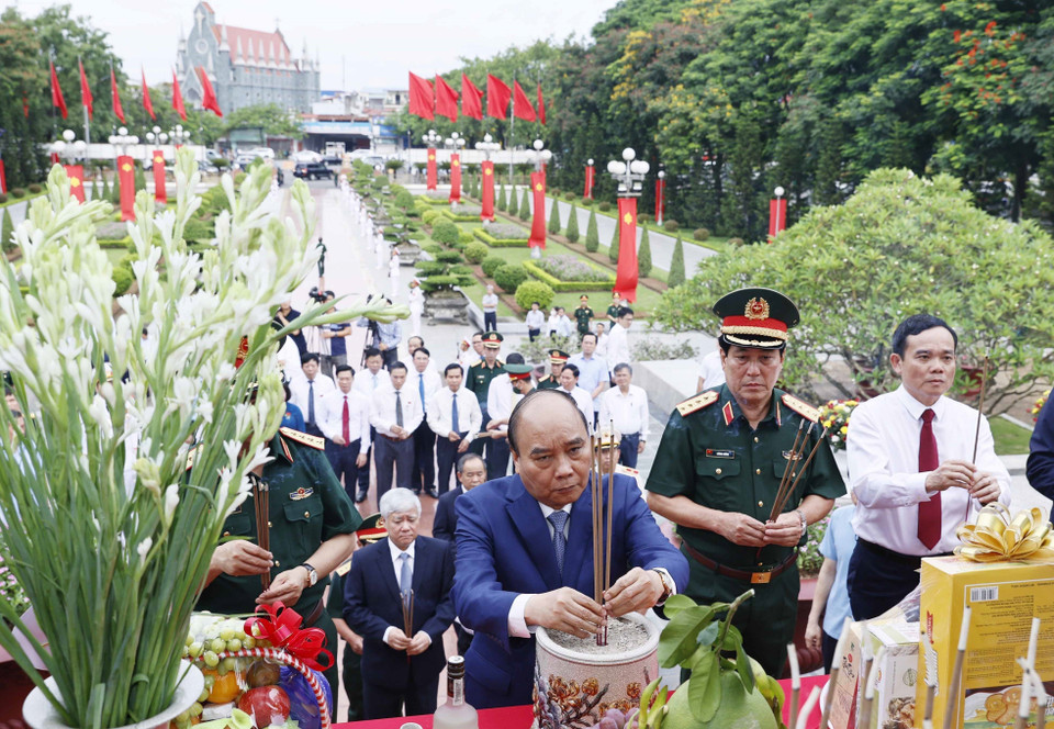 Chủ tịch nước Nguyễn Xuân Phúc cùng các đồng chí lãnh đạo Đảng và Nhà nước dâng hương tưởng niệm tại Đài Tưởng niệm các Anh hùng liệt sỹ thành phố Hải Phòng. (Ảnh: Thống Nhất/TTXVN)