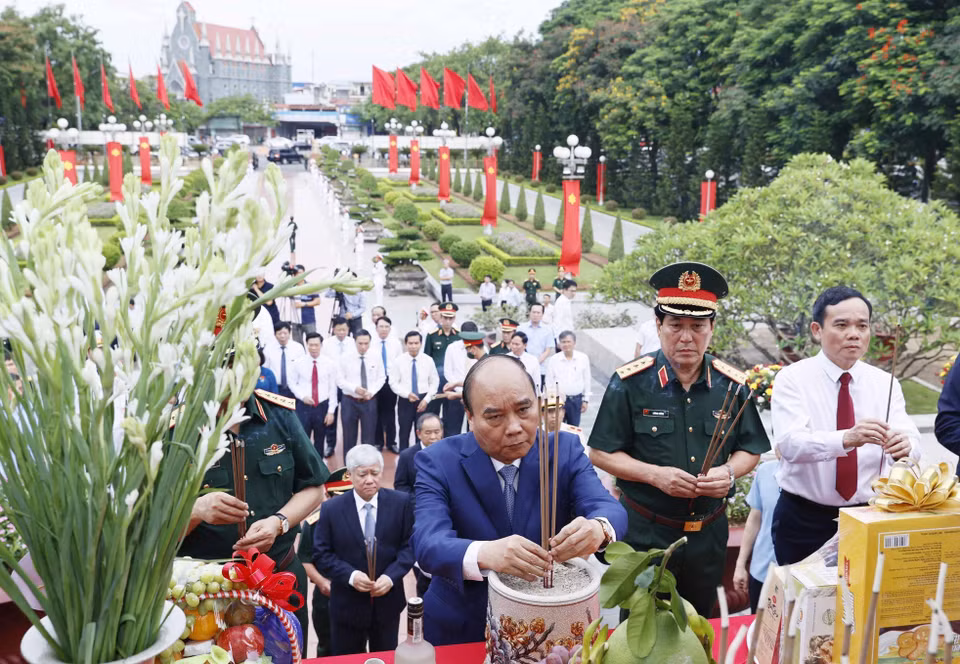 Chủ tịch nước Nguyễn Xuân Phúc cùng các đồng chí lãnh đạo Đảng và Nhà nước dâng hương tưởng niệm tại Đài Tưởng niệm các Anh hùng liệt sỹ thành phố Hải Phòng. (Ảnh: Thống Nhất/TTXVN)