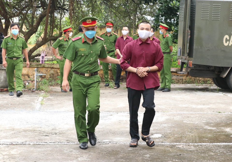 Sau một lần tạm hoãn, ngày 20/7/2022, Hội đồng xét xử Tòa án Nhân dân huyện Đức Hòa (Long An) đã đưa vụ án "Lợi dụng các quyền tự do dân chủ xâm phạm lợi ích của Nhà nước, quyền, lợi ích hợp pháp của tổ chức, cá nhân" xảy ra tại Tịnh thất Bồng Lai, hay còn gọi là Thiền am Bên bờ vũ trụ (xã Hòa Khánh Tây, huyện Đức Hòa) ra xét xử sơ thẩm. Các bị cáo trong vụ án được dẫn giải đến Tòa. (Ảnh: Bùi Giang/TTXVN)