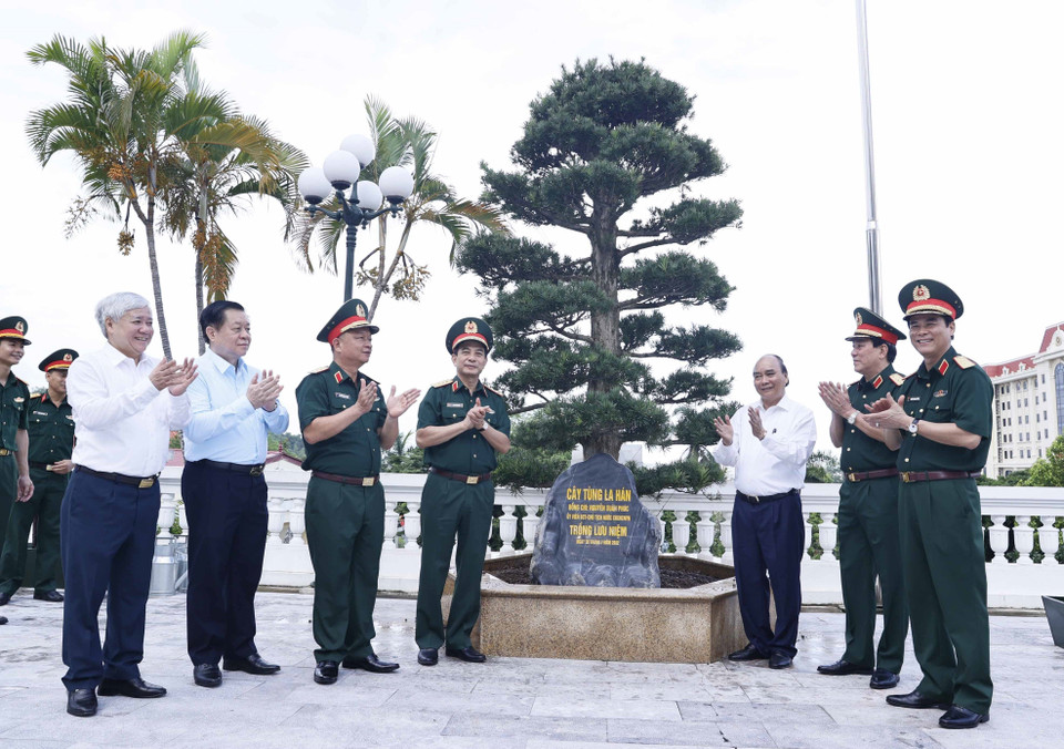 Chủ tịch nước Nguyễn Xuân Phúc trồng cây lưu niệm tại Bộ Tư lệnh Quân khu 3. (Ảnh: Thống Nhất/TTXVN)