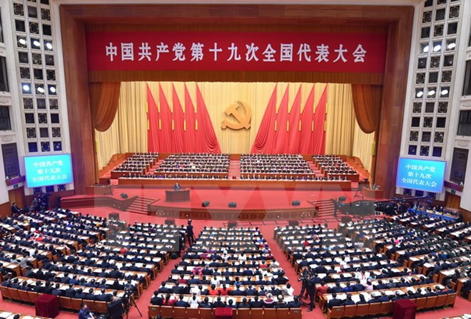 Đại hội đại biểu toàn quốc lần thứ XIX của Đảng Cộng sản Trung Quốc. (Ảnh: THX/TTXVN) Chính phủ Tây Ban Nha có thể chấm dứt quyền tự trị của vùng Catalonia Cuộc khủng hoảng chính trị lớn nhất ở Tây Ban Nha trong nhiều thập kỷ qua đã trở nên căng thẳng hơn khi ngày 17​/10, Tòa án Hiến pháp Tây Ban Nha tuyên bố luật trưng cầu ý dân về độc lập của Catalonia là vô giá trị. Sau đó 2 ngày, Văn phòng Thủ tướng Tây Ban Nha đã đưa ra thông báo cho biết vào ngày 21/10 tới, chính phủ nước này sẽ kích hoạt điều 155 của Hiến pháp, cho phép Madrid đình chỉ quyền tự trị về mặt chính trị của vùng Catalonia. Đồng thời, chính phủ Tây Ban Nha kêu gọi một cuộc bầu cử mới. Các nhà phân tích cho rằng, những diễn biến mới này là một sự leo thang căng thẳng nguy hiểm bởi nếu chính phủ Tây Ban Nha kích hoạt điều 155 của Hiến pháp, cho phép Madrid đình chỉ quyền tự trị của vùng Catalonia thì đây sẽ trở thành sự kiện chính trị nghiêm trọng nhất tại Tây Ban Nha trong 4 thập kỷ qua, và sẽ gây ra hậu quả khôn lường cho đất nước này. Có thể thấy ngay từ khi chính quyền khu tự trị Catalonia yêu cầu tổ chức cuộc trưng cầu ý dân đòi độc lập khỏi Tây Ban Nha thì chính quyền vùng Catalonia đã luôn ở thế yếu hơn, do thiếu đi tính chính danh cần thiết, cũng như không có sự ủng hộ của cộng đồng quốc tế, đặc biệt từ EU. Tuy nhiên, điều đó không có nghĩa là chính phủ Tây Ban Nha hoàn toàn có thể áp dụng mọi biện pháp cứng rắn với Catalonia. Trong bối cảnh đó, vấn đề quan trọng hiện nay không phải là kéo dài tình trạng căng thẳng mà phải nhanh chóng tìm ra giải pháp nếu không đất nước Tây Ban Nha sẽ đứng trước tương lai bất định.